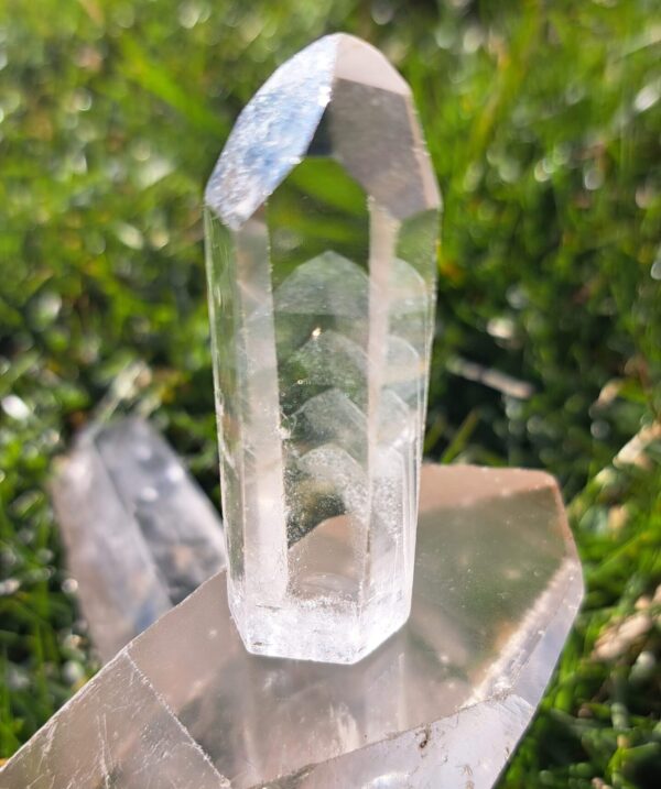Krystaly v trávě