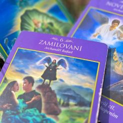 Tarot karta Zamilovaní s archandělem Rafaelem symbolizující lásku, vztahy a duchovní vedení.