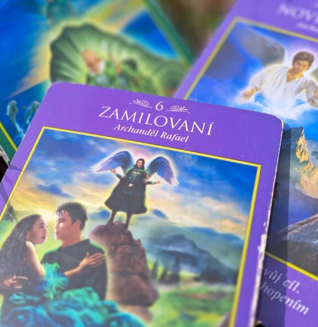 Tarot karta Zamilovaní s archandělem Rafaelem symbolizující lásku, vztahy a duchovní vedení.