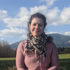 Dívka s barevnou aurou